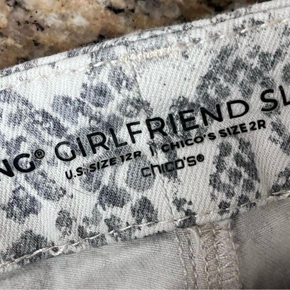 Chico's Women's Girlfriend Ankle 2 12 US White Snake printed Pant Boho Hippie - Picture 4 of 7